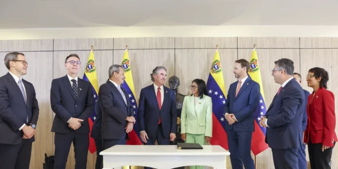 Delcy Rodríguez y el secretario de Interior de EEUU, Doug Burgum.