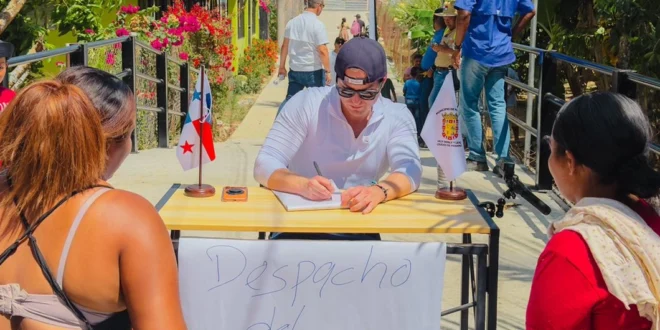 Mayer Mizrachi lleva su despacho a Las Garzas en medio de reclamos por fondos de descentralización