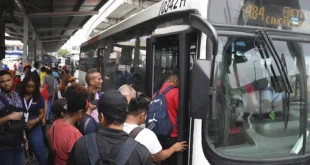 Gobierno y transportistas acuerdan mantener tarifas y buscan alternativas ante alza del combustible