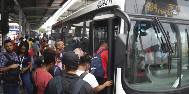 Gobierno y transportistas acuerdan mantener tarifas y buscan alternativas ante alza del combustible