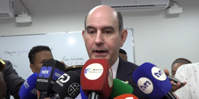 Ministro Chapman asegura que tarifas de transporte público se mantendrán pese al aumento del petróleo