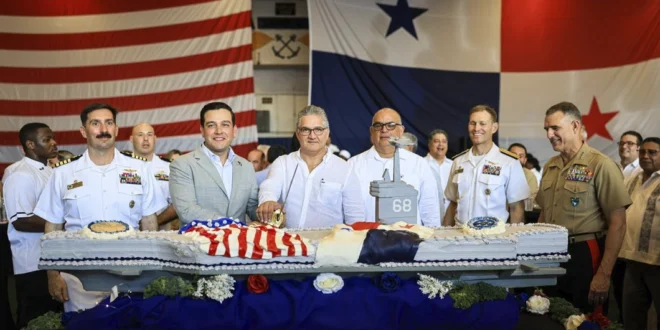 Ministro Orillac resalta cooperación y seguridad durante arribo del portaviones USS Nimitz