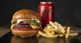 La señora Fela lleva su sazón de fonda al Burger Week con la hamburguesa “La Boca Town”