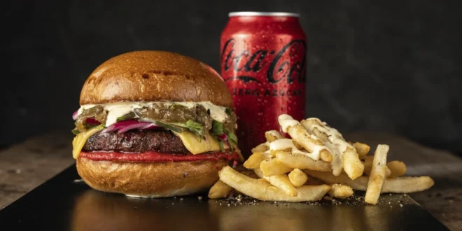 La señora Fela lleva su sazón de fonda al Burger Week con la hamburguesa “La Boca Town”