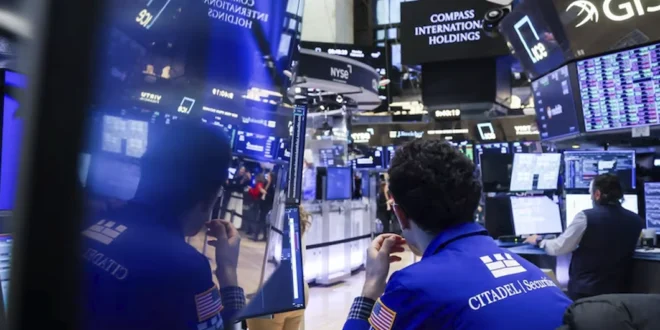Wall Street abre en rojo tras ofensiva contra Irán y el Dow Jones cae 1.04 %