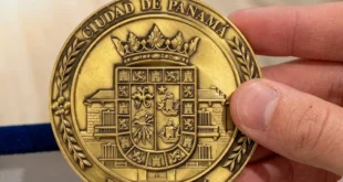 Alcalde Mizrachi presenta moneda conmemorativa financiada con recursos propios para obsequios protocolares