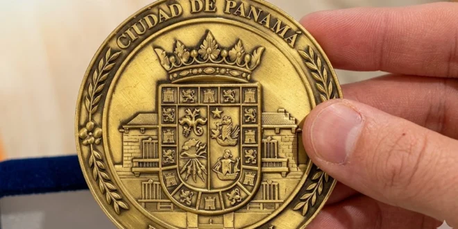 Alcalde Mizrachi presenta moneda conmemorativa financiada con recursos propios para obsequios protocolares