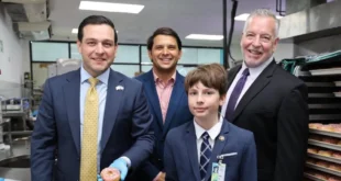 Embajador Cabrera visita Krispy Kreme Panamá y destaca éxito empresarial estadounidense