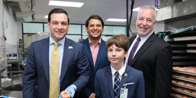 Embajador Cabrera visita Krispy Kreme Panamá y destaca éxito empresarial estadounidense