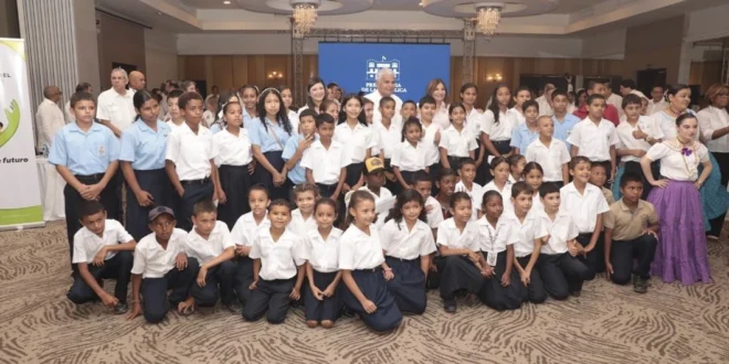 Presidente Mulino entrega becas a niños del programa Abrazos del Futuro en Los Santos