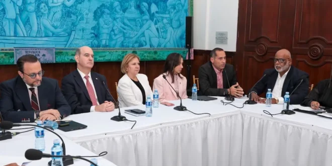 Gobierno de Panamá acuerda mecanismo temporal para estabilizar precio del combustible