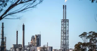 Petróleo se desploma 10% tras reapertura del estrecho de Ormuz anunciada por Irán