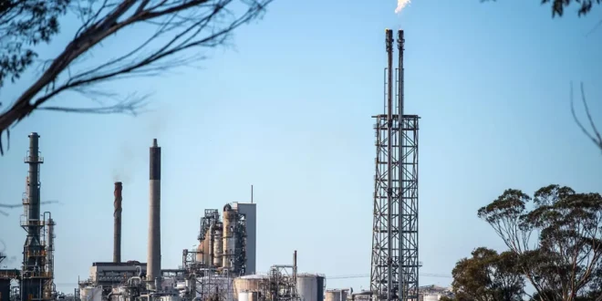 Petróleo se desploma 10% tras reapertura del estrecho de Ormuz anunciada por Irán