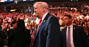 Trump regresa a La Arena de la UFC entre aplausos de pie del público
