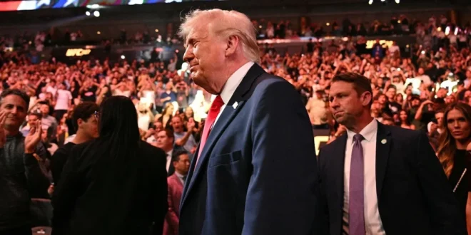 Trump regresa a La Arena de la UFC entre aplausos de pie del público