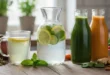 Selección de bebidas naturales como té verde, agua con limón y jugos vegetales para el control glucémico.