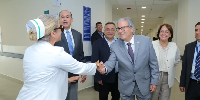 Ministro Boyd recorre nueva Sala de Cuidados Paliativos del ION en la Ciudad de la Salud