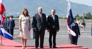 Presidente Mulino llega a Costa Rica con honores de jefe de Estado para toma de posesión de Laura Fernández