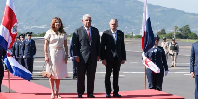 Presidente Mulino llega a Costa Rica con honores de jefe de Estado para toma de posesión de Laura Fernández