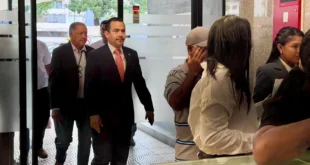 El Procurador Llega al Registro Público personalmente a ver una investigación contra la UNACHI
