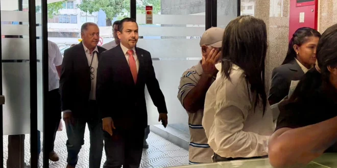 El Procurador Llega al Registro Público personalmente a ver una investigación contra la UNACHI