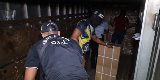 Incautan 500 fusiles y piezas de armas de alto poder en bodegas del Aeropuerto de Tocumen