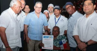 Ministro Orillac entrega 600 apartamentos y 37 títulos de propiedad a familias de Colón