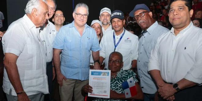 Ministro Orillac entrega 600 apartamentos y 37 títulos de propiedad a familias de Colón