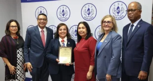 CSS reconoce a la Dra. Yila Castillo de Centella por 33 años de servicio neonatal