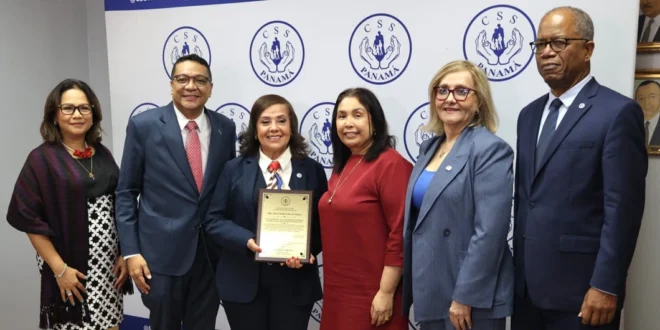 CSS reconoce a la Dra. Yila Castillo de Centella por 33 años de servicio neonatal