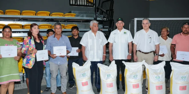 Presidente Mulino entrega fertilizantes y certificados técnicos para impulsar agricultura familiar en Bocas del Toro