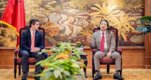 Panamá busca atraer inversión vietnamita y ofrece su hub logístico a VinFast