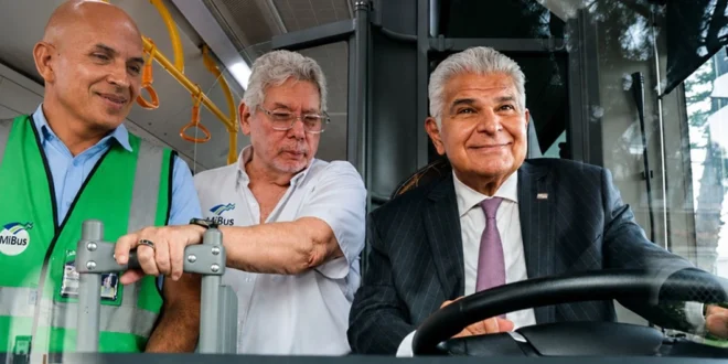 Presidente Mulino pone en marcha cinco buses 100% eléctricos para el Casco Antiguo