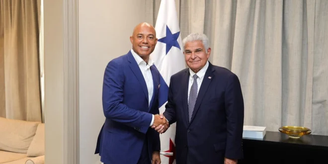 Presidente Mulino recibe a Mariano Rivera en el Palacio de las Garzas
