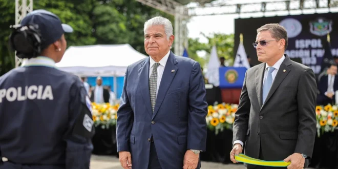 Presidente Mulino encabeza graduación de 731 policías y 43 agentes de migración