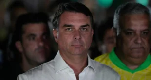 Flávio Bolsonaro llega a Estados Unidos y Washington anuncia visas para él y su familia