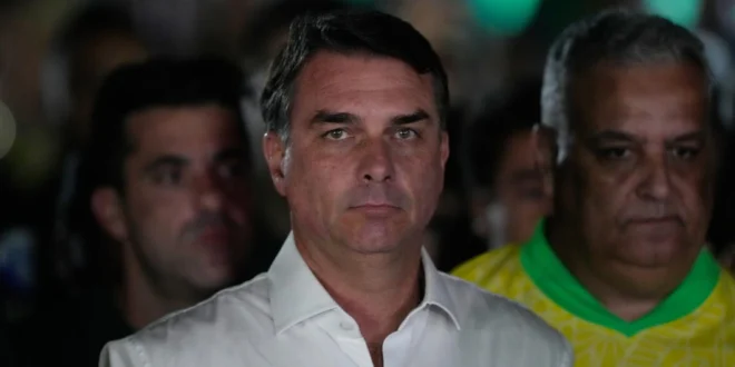Flávio Bolsonaro llega a Estados Unidos y Washington anuncia visas para él y su familia
