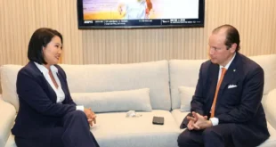 Keiko Fujimori hace escala en Panamá y se reúne con el canciller Martínez-Acha