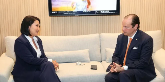 Keiko Fujimori hace escala en Panamá y se reúne con el canciller Martínez-Acha